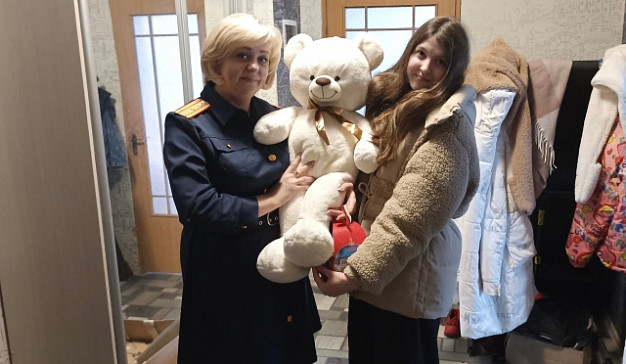 Сотрудники Следственного комитета поздравили с Новым годом пострадавших в Юже детей
